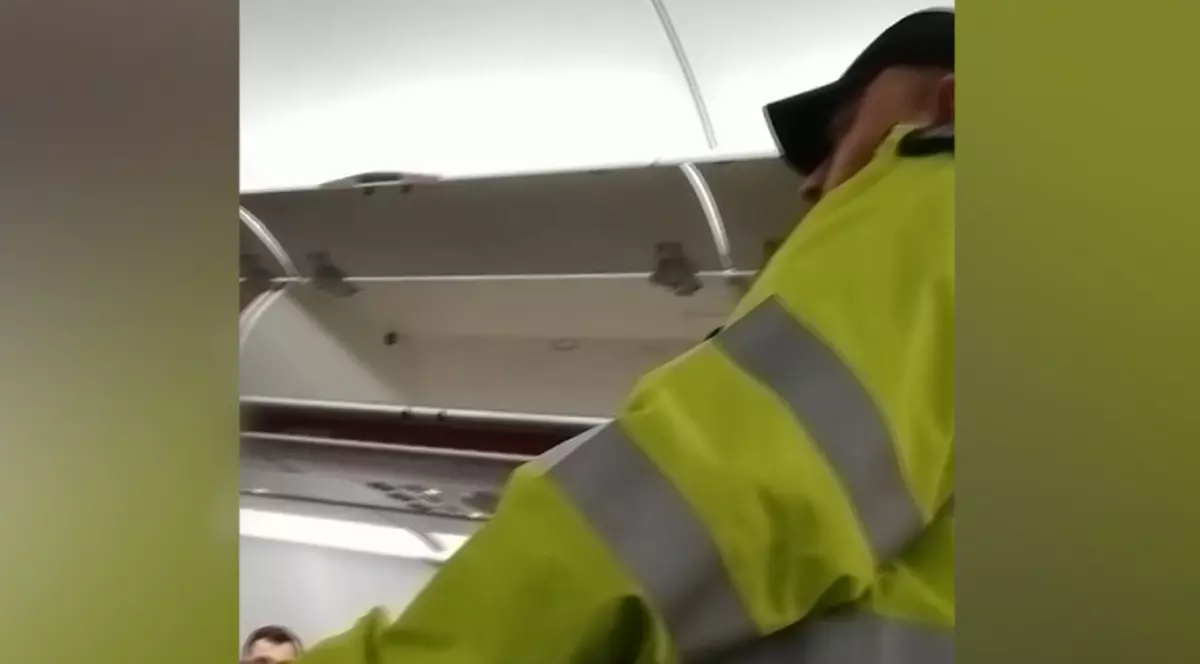 Un bărbat a plecat ieri de la București la Londra, dar la sosire a fost luat de polițiștii britanici direct din avion!