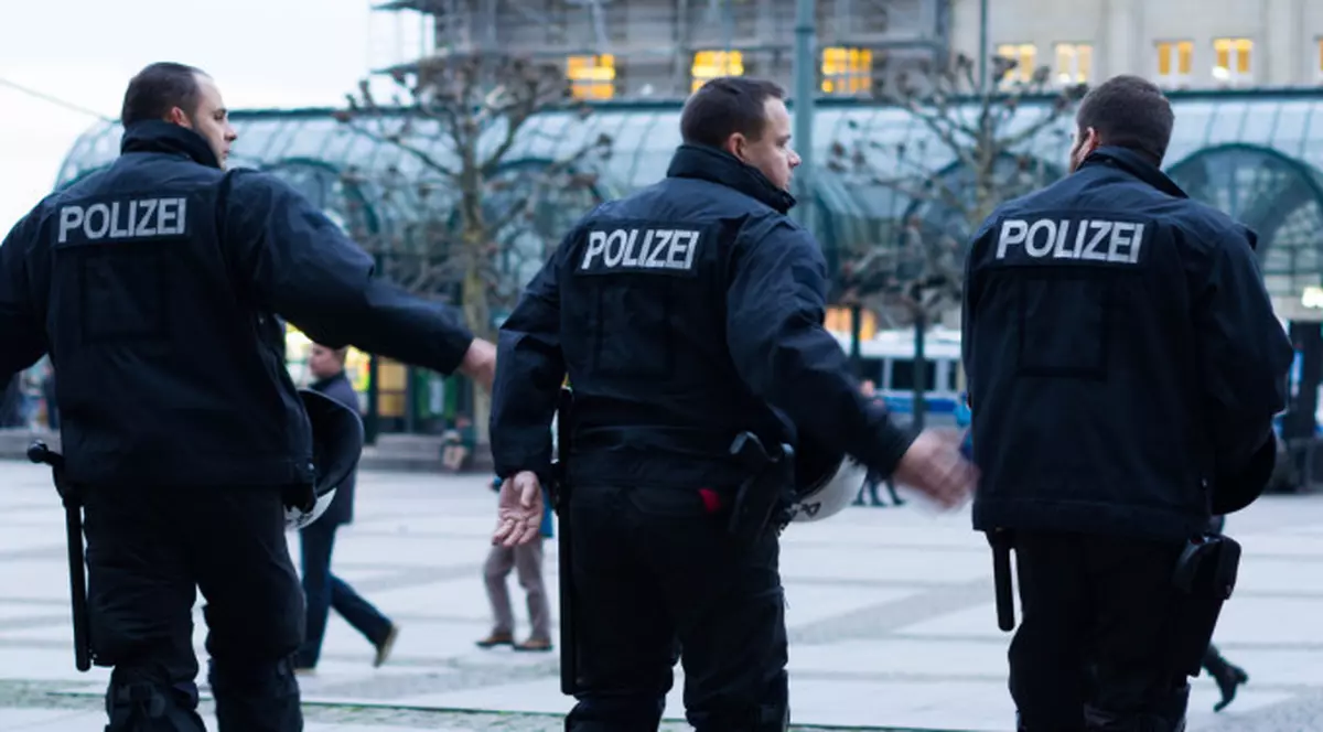 20 de persoane au atacat cu bolovani și bare de fier patrulele poliției din Frankfurt. Forțele de ordine verificau respectarea măsurilor de prevenție a coronavirusului