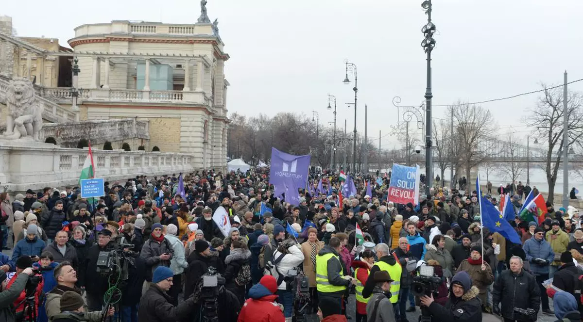 Proteste la Budapesta. Mii de oameni au ieșit în stradă împotriva legii care mărește orele suplimentare
