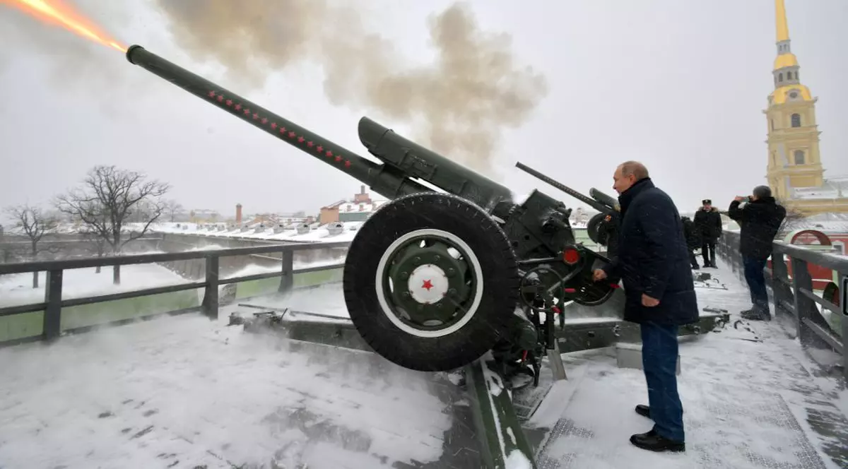Momentul în care Vladimir Putin trage cu tunul, la Sankt Petersburg