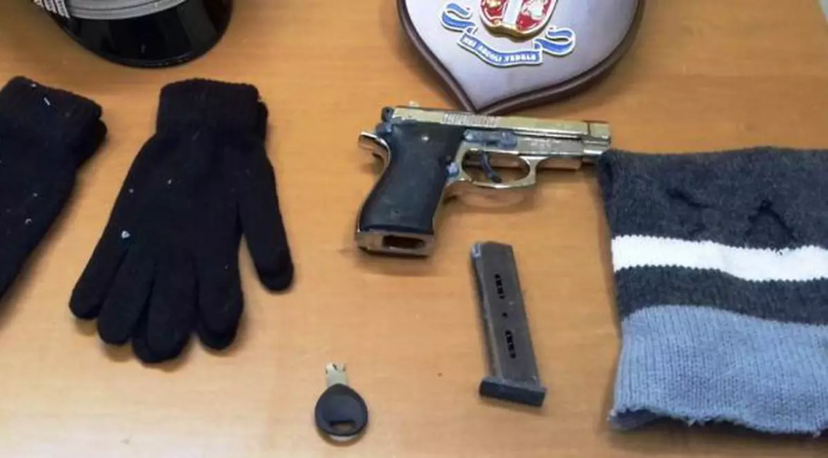 Doi români au furat o casă de marcat. Accesoriile unor hoți români din Italia