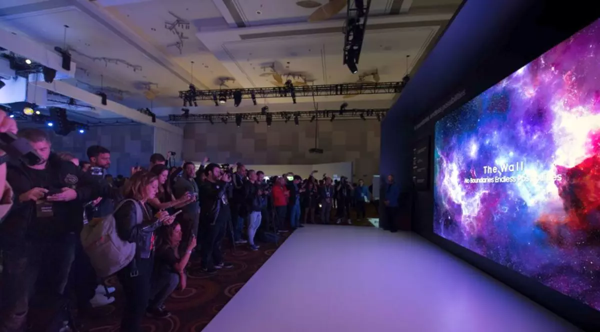 CES 2019: LG și Samsung vor integra Google Assistant și Alexa pe televizoare, Sony și Vizio integrează HomeKit și Air Play 2 de la Apple, iar Panasonic aduce sunet Dolby Atmos și imagine Dolby Vision pe modelele din gama 2019. Televizor Samsung Micro LED ”The Wall” cu diagonala de 219 inchi, fotografiat de reporteri la CES 2019
