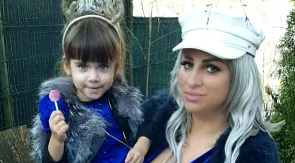 A ieșit tam-tam după ce s-a aflat că Sânziana Buruiană își alăptează încă fetița la 3 ani. Blonda a ripostat imediat | FOTO