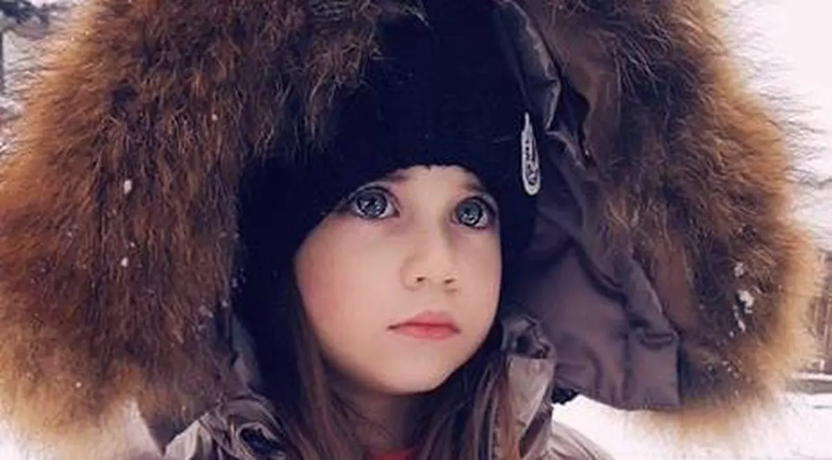 Fetița Sânzianei Buruiană ia lecții de dans din buric. S-o vezi cum se mișcă | VIDEO