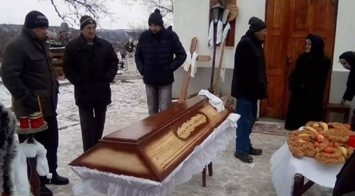 Bătrână moartă, în sicriu, ținută în afara bisericii. S-a întâmplat la Bacău. Sicriu ținut în afara bicericii