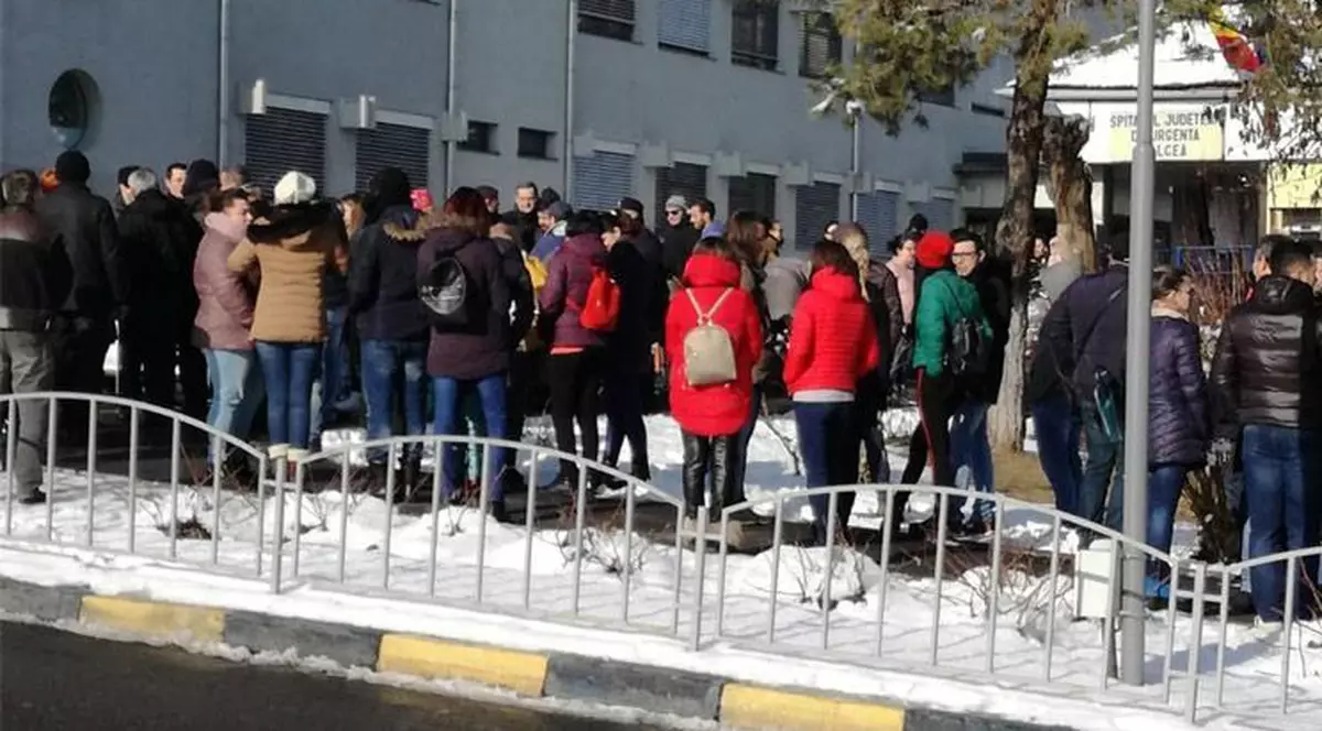Protest la Spitalul Judeţean din Râmnicu Vâlcea. Oamenii au cerut demisia medicilor de la Pediatrie după ce un copil a intrat în comă