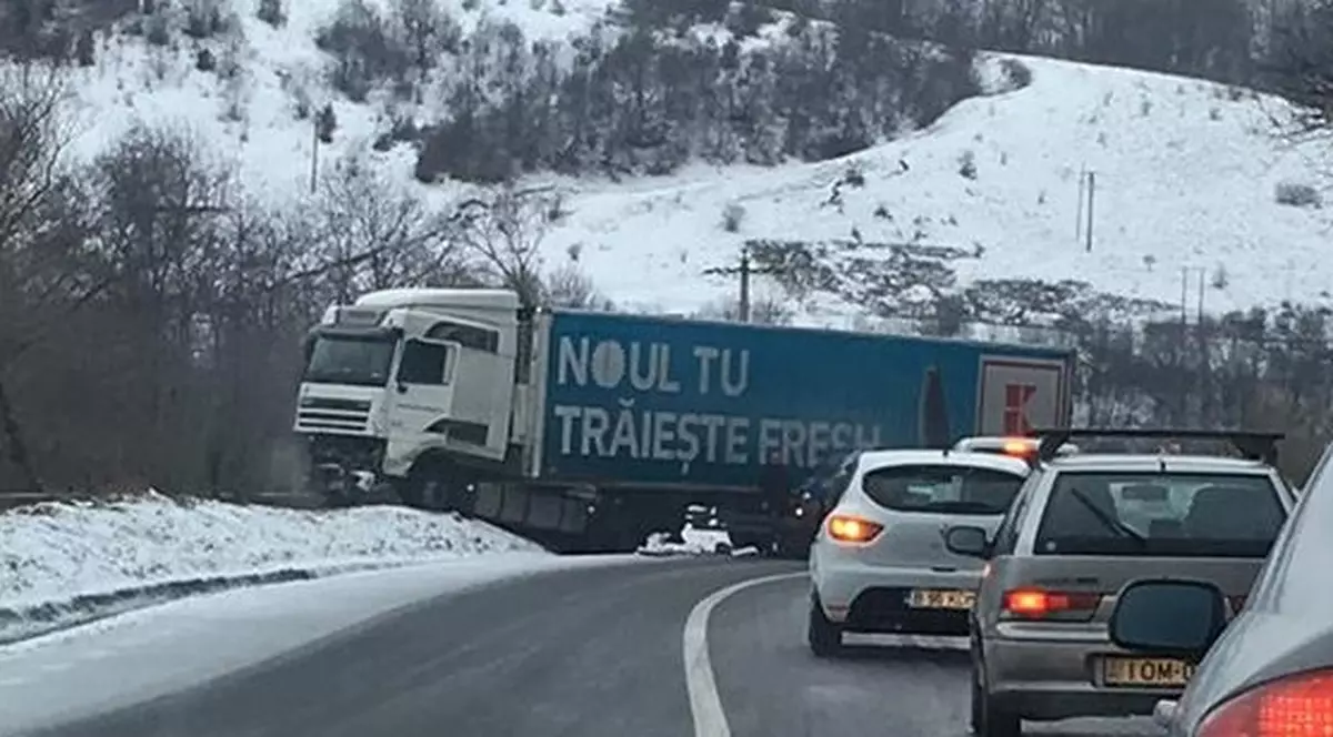 Traficul auto și feroviar, blocate pe DN1. Fotografie de la accident