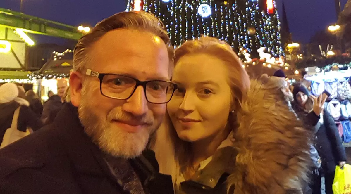 O tânără s-a îndrăgostit de șoferul de pe autobuz și l-a căutat pe Facebook. Curând au devenit un cuplu. Familia ei refuză să mai discute cu fata. Kai (stânga) și laura, într-o Piață de Crăciun