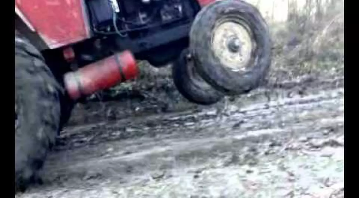 Un bărbat a murit după ce tractorul pe care îl conducea s-a răsturnat peste el