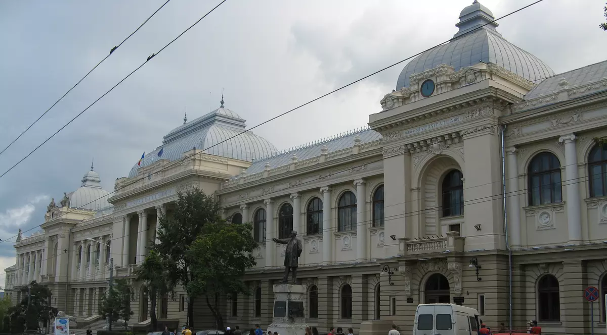 După "Vinul lui Cuza", Universitatea din Iași vrea să îmbutelieze apă minerală și plată de la izvoare din Grădina Botanică. "Apa lui Cuza" salvează anual 100.000 de lei din bugetul universității