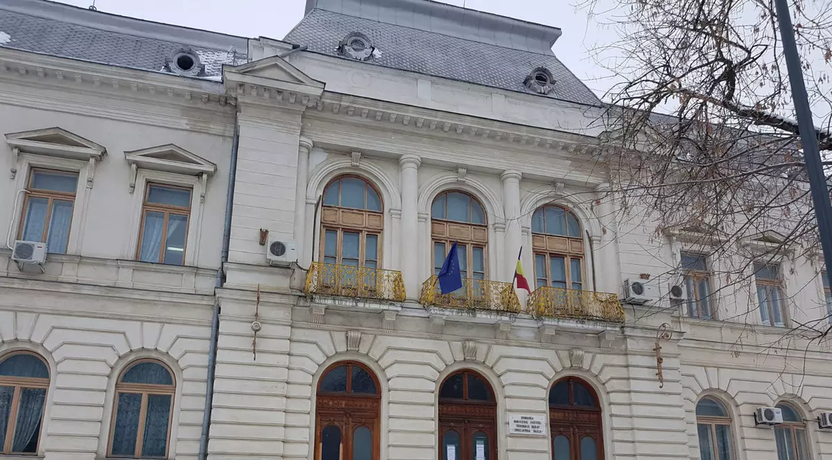 Un avocat a sunat la 112 spunând că o femeie aflată în Judecătoria Vaslui are la mână o brățară furată. Ce a urmat după venirea polițiștilor