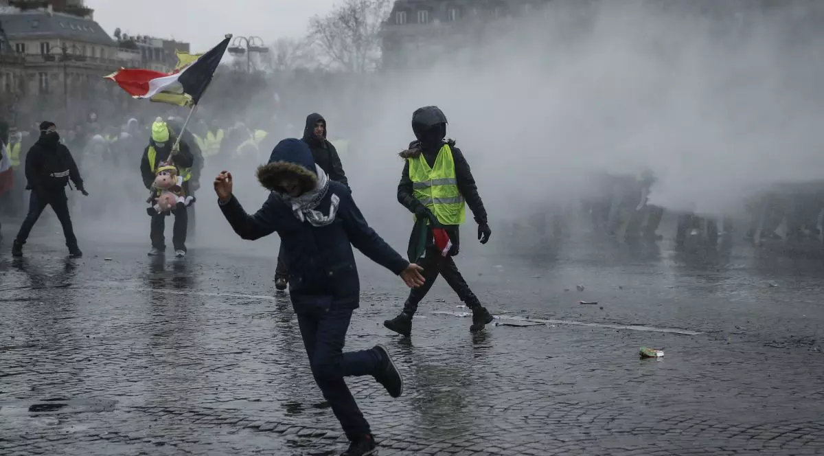 Mii de Veste galbene protestează pașnici pe străzile din Paris