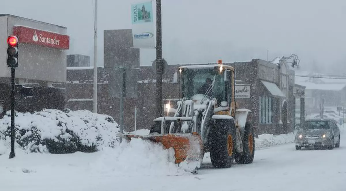Vortex polar în SUA. Un utilaj de deszăpezire lucrează pe timp de viscol, în SUA