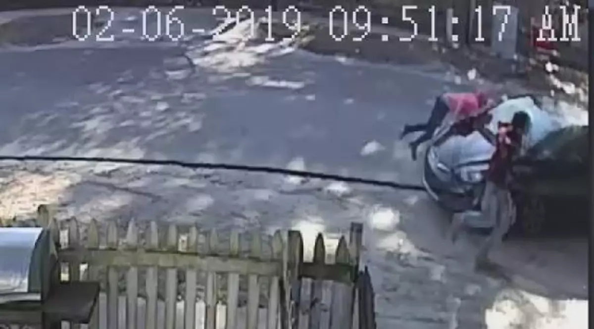 FOTO și VIDEO  | O femeie a dat cu mașina peste iubita fostului partener de viață. Apoi, și-a făcut un selfie lângă mașina lovită