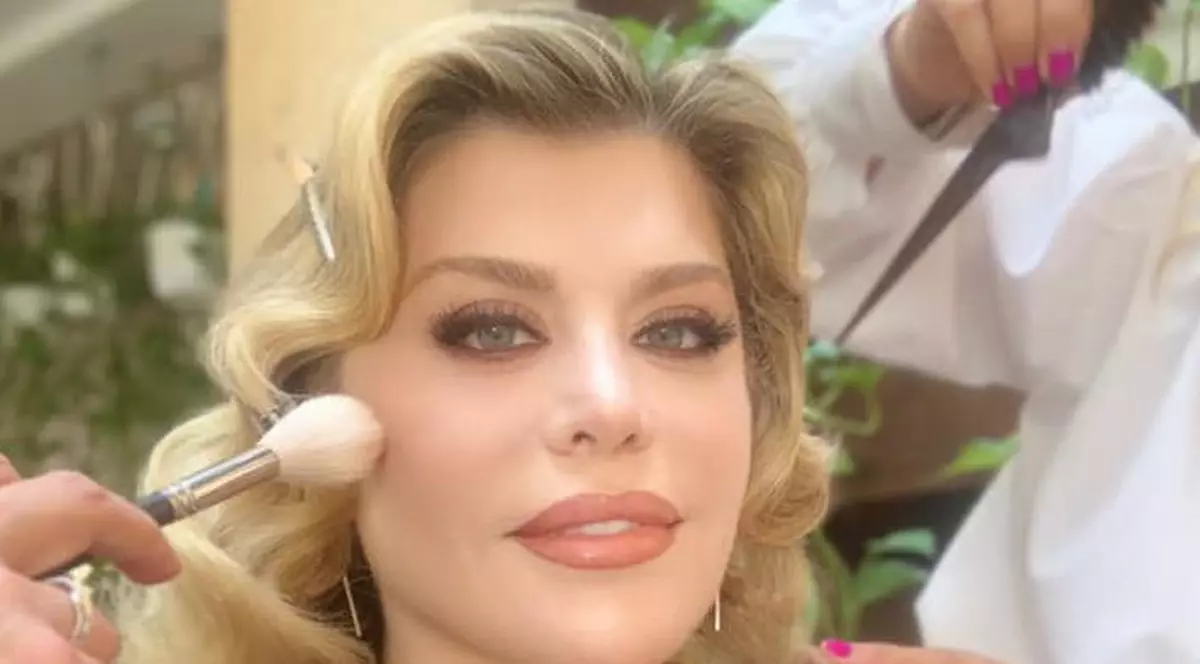 Loredana Groza a purtat cea mai decoltată bluză. Cum a apărut în direct la tv, la aproape 50 de ani