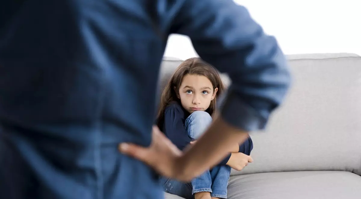 O mamă și-a violat copiii timp de zece ani pentru a-i face pe plac soțului ei