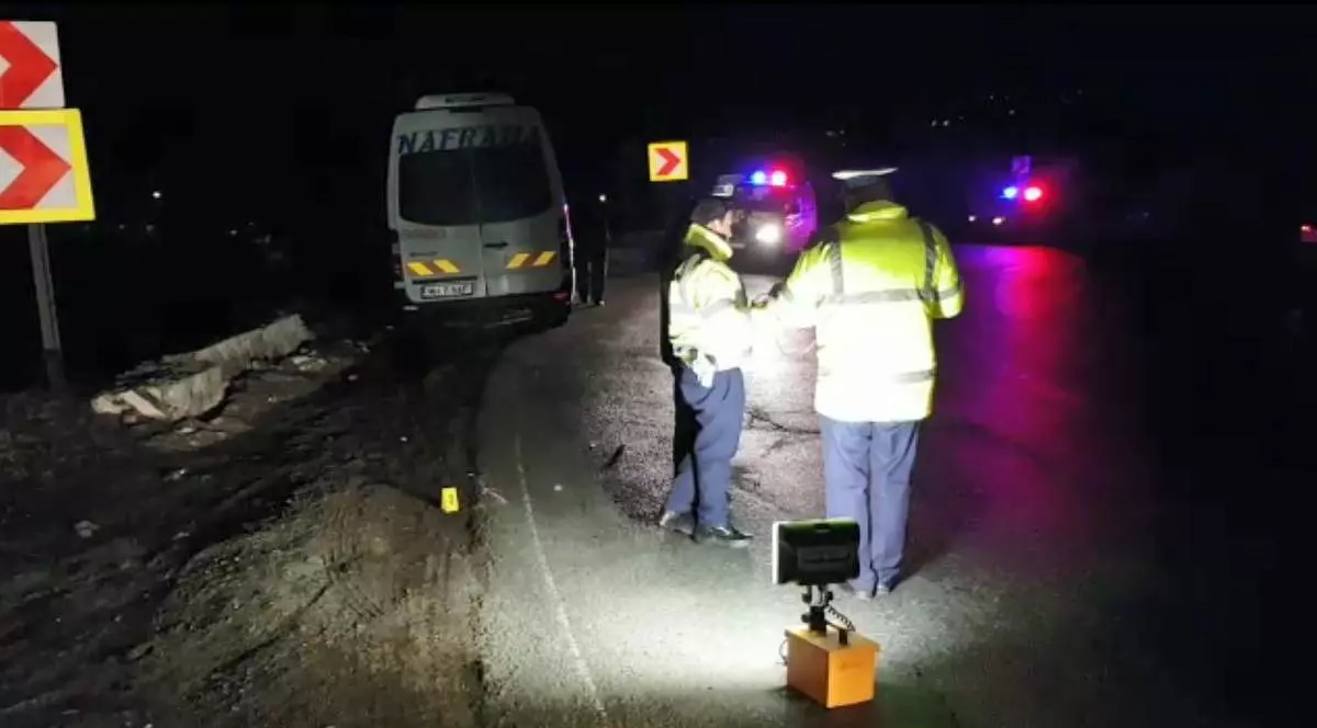 Microbuz cu 16 pasageri la bord, implicat într-un accident rutier în Mehedinți