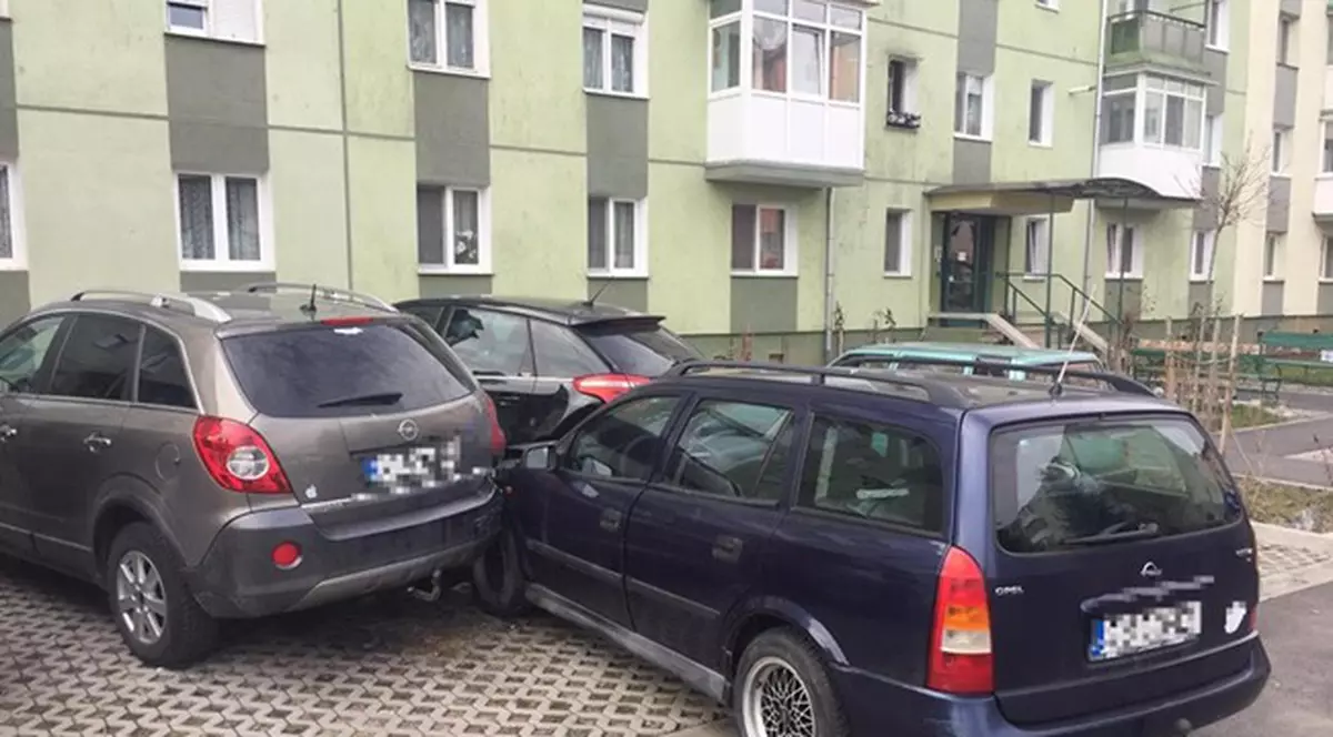 a lovit cinci mașini