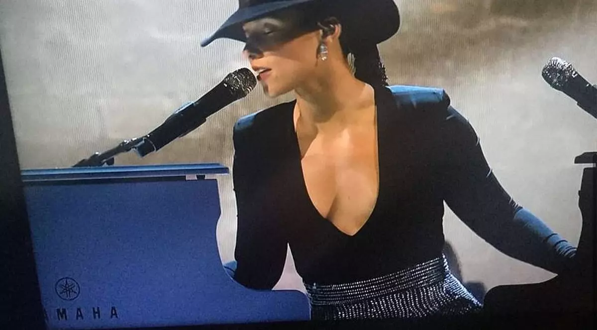 Alicia Keys a cântat la două piane deodată