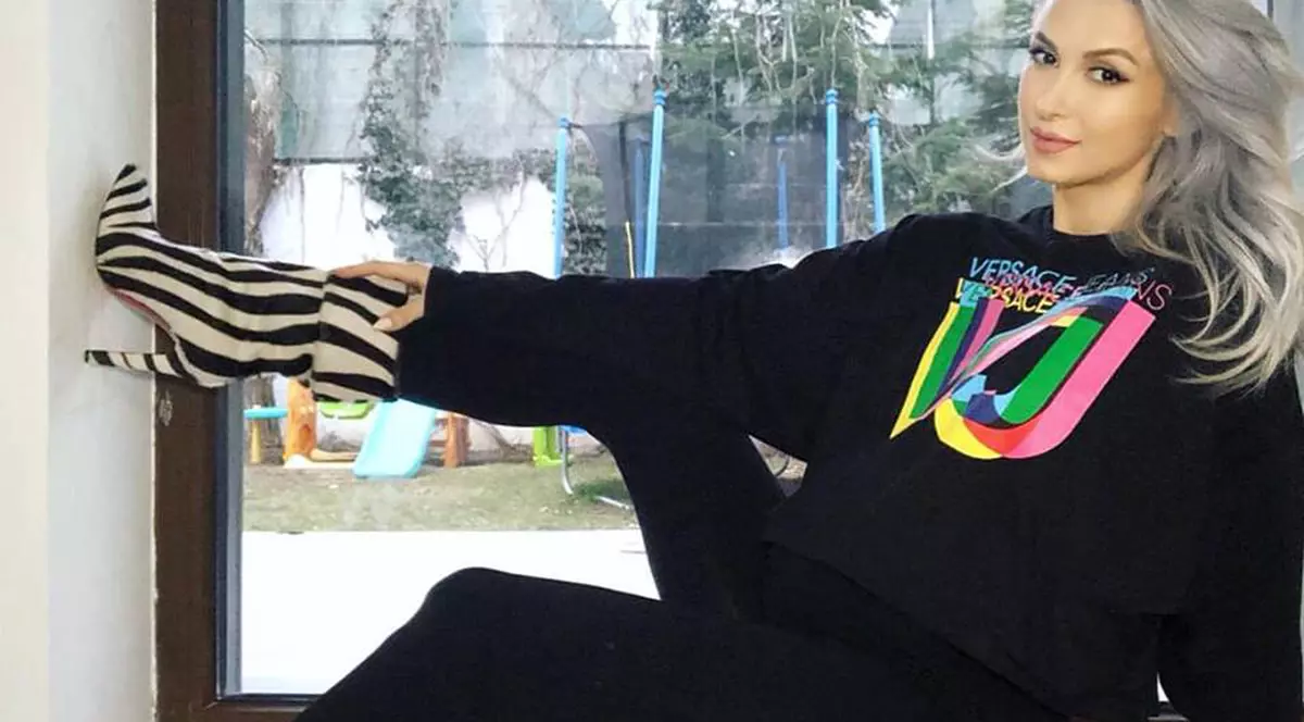 Andreea Bălan face economii serioase cu îngrijirea personală. Se vopsește singură și își face manichiura acasă