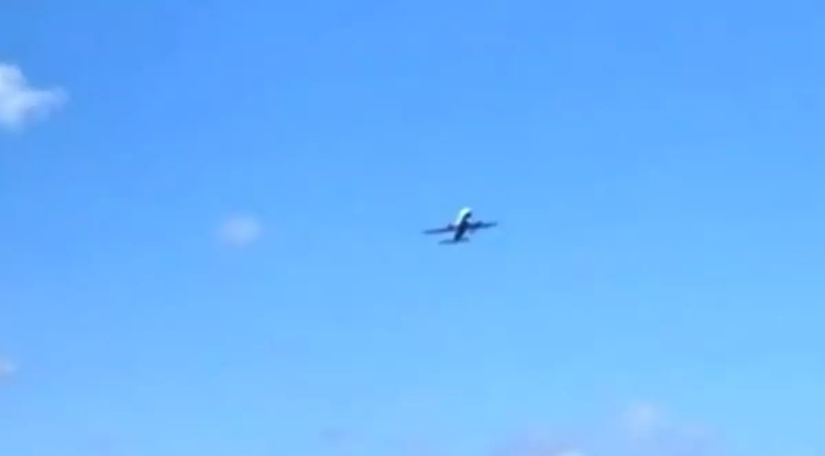 Imagini incredibile! Un pilot controlează cu greu un avion lovit de o rafală de vânt
