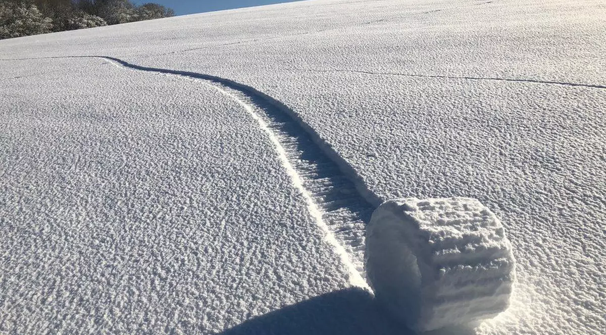 Fenomen extrem de rar surprins pe un câmp din Marea Britanie în urma ninsorilor din ultimele zile