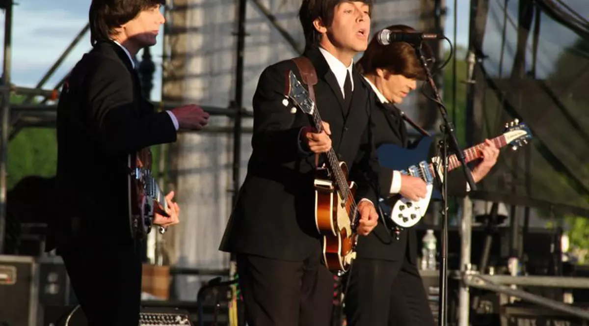 Trupa “de casă” a Paul McCartney vine la București cu piesele și costumele purtate de Beatles acum 50 de ani!