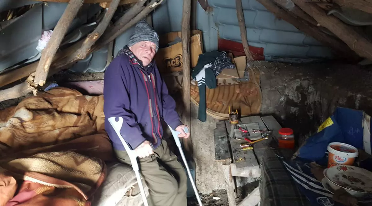 Coliba unchiului Gabără: "Doar preotul mă scoate de aici". Un bărbat din Huși trăiește de 11 ani într-un bordei