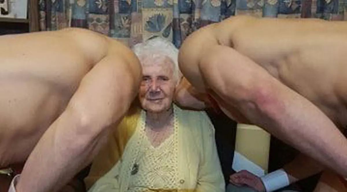 La 100 de ani, a petrecut cu stripperi. Surpriza hot pe care i-au făcut-o rudele | FOTO