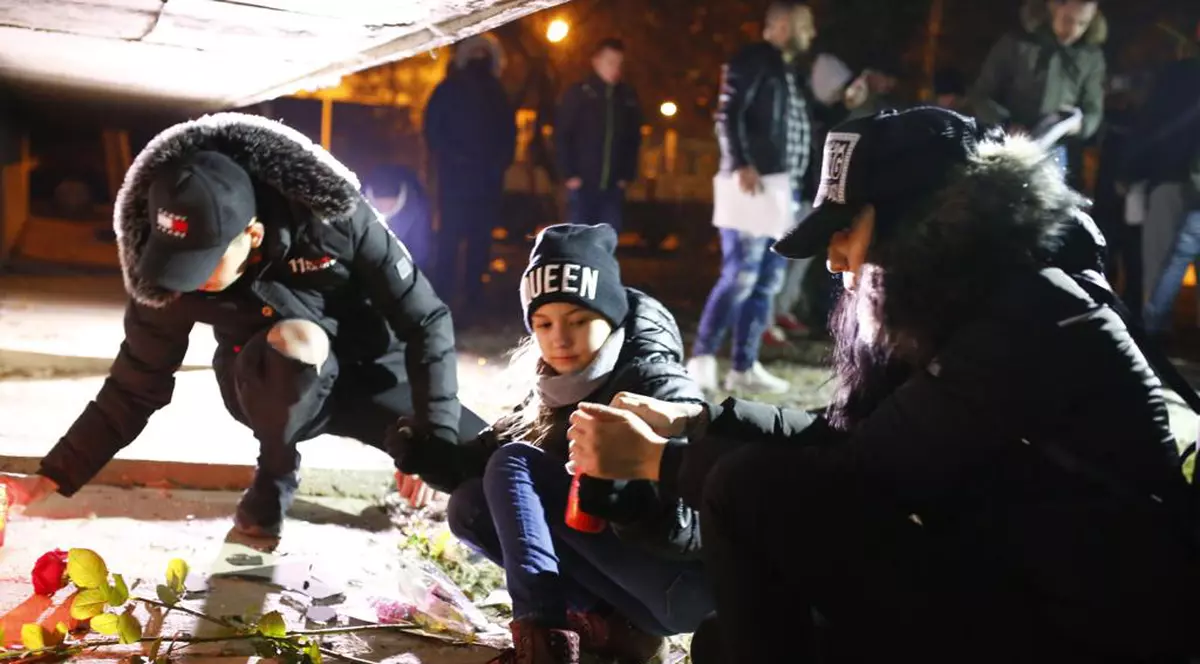 Zeci de persoane au aprins lumânări în fața blocului din Buzău unde a fost incendiată Valentina