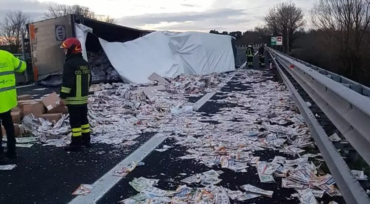 Camion condus de un român, răsturnat pe o autostradă din Italia