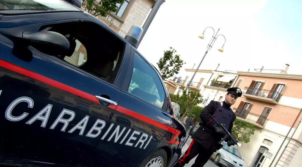 Un român a fost prins că fura dintr-un mall din Italia. Ascunse un laptop în lenjeria intimă