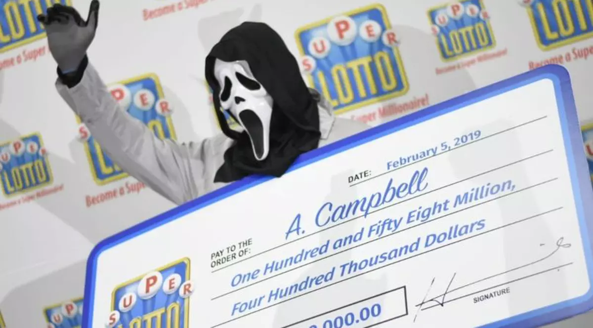 Un câștigător la Loto și-a ridicat premiul de 1,17 de milioane de dolari purtând un costum horror