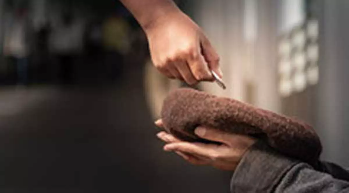 Polițiștii au deconspirat un fals cerșetor "olog": "Aveți grijă cui întindeți o mână de ajutor!"