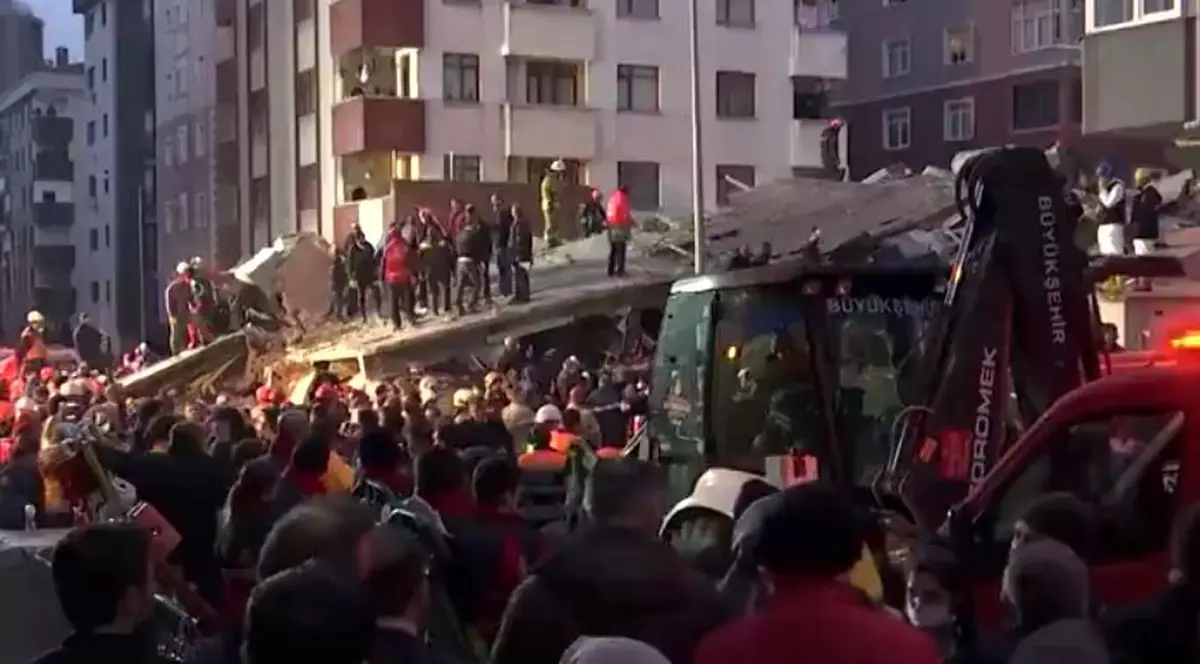 Operațiunea de salvare la blocul prăbușit în Istambul. Turcii folosesc câini antrenați