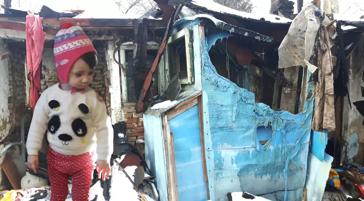 O bunică din Vrancea își crește singură nepoata și acum a rămas fără casă, care a ars complet! „Dumnezeu mi-a dat acest boț de aur, ca să merg mai departe”