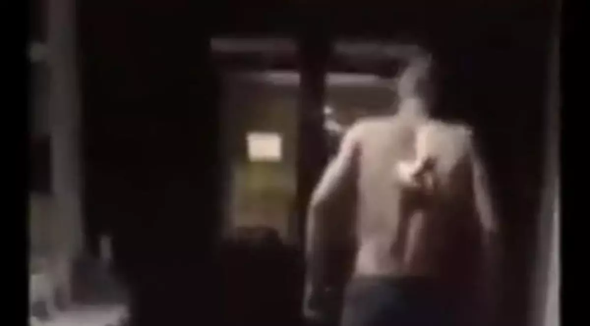 Motivul incredibil pentru care un bărbat înjunghiat se plimbă pe holurile unui spital, deși are un cuțit înfipt în spate