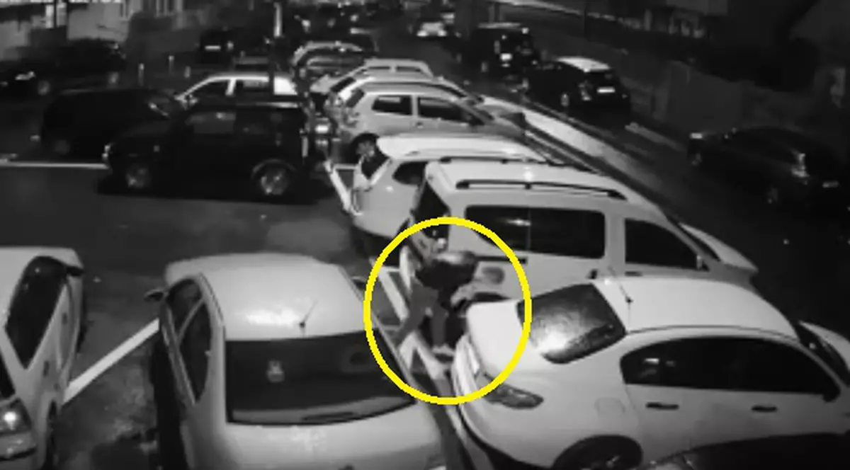 Un clujean a fost filmat în timp ce tăia cauciucurille mașinilor într-o parcare