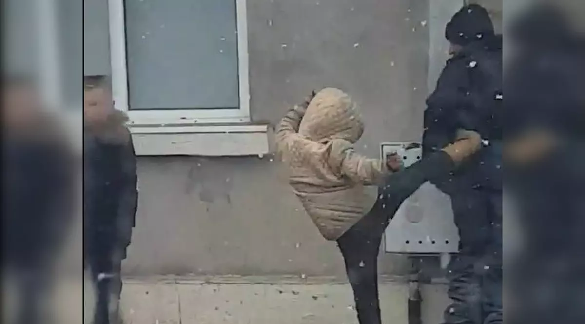 Doi copii din Brăila, filmați în timp ce bat un bărbat pe stradă