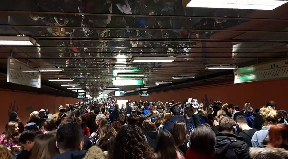 Un metrou a luat foc la stația Dristor 1