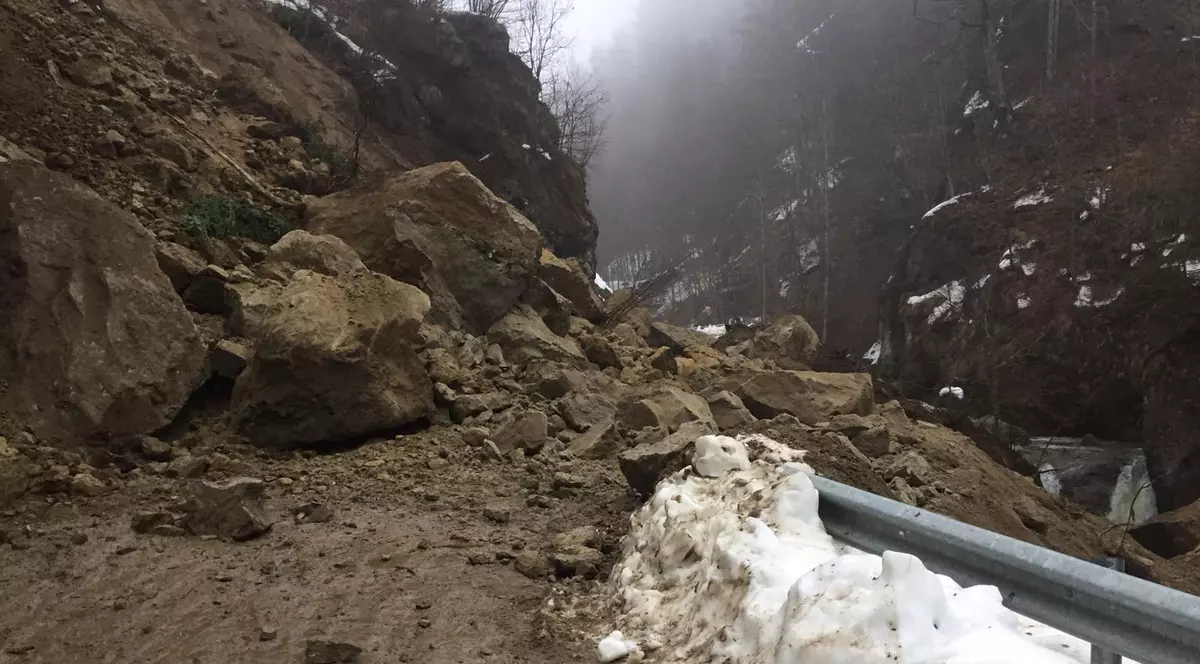 Drumul spre Schitul Pahomie din Vâlcea este blocat de o stâncă