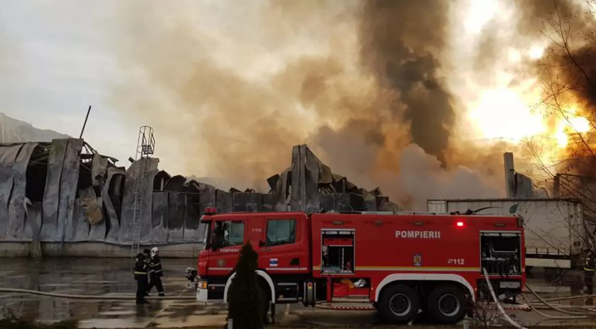 Incendiul de la fabrica de condimente din Alba Iulia nu a fost stins nici după 24 de ore! Cum arăta locul azi-noapte (FOTO&VIDEO)