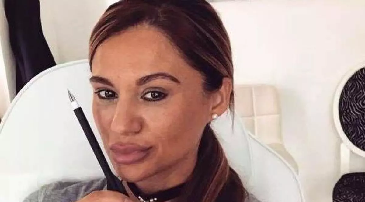 Fals medic estetician din Oradea, descoperit de polițiști. Femeia făcea injecții cu acid hialuronic în buze și cearcăne, deși nu are aviz de liberă practică / FOTO