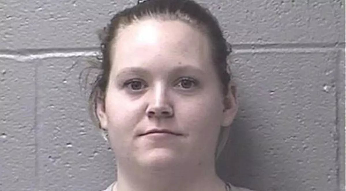 O angajată a unui penitenciar a fost pusă să ducă un condamnat la celula lui. Ce s-a întâmplat apoi e ireal. Femeia a fost arestată