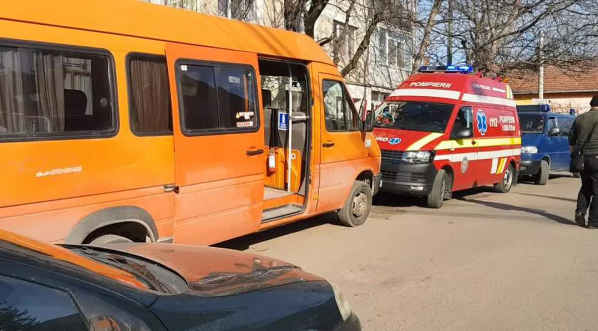 Fetița care a murit după ce a căzut dintr-un microbuz în Zalău stătea pe o bancă improvizată