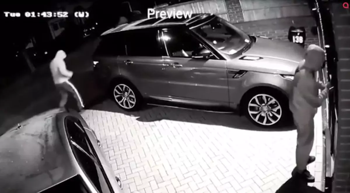 Land Rover de 60.000 de lire, furat în 40 de secunde. Tehnica electronică folosită de hoți