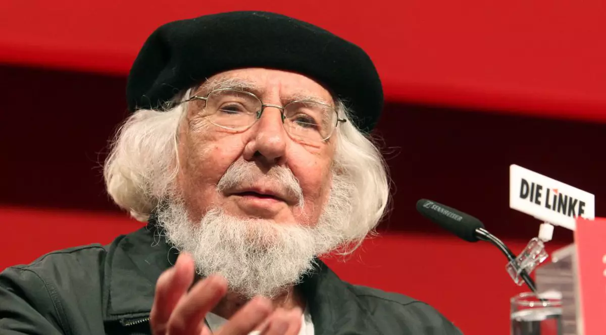 Papa Francisc a ridicat sancţiunea impusă preotului Ernesto Cardenal