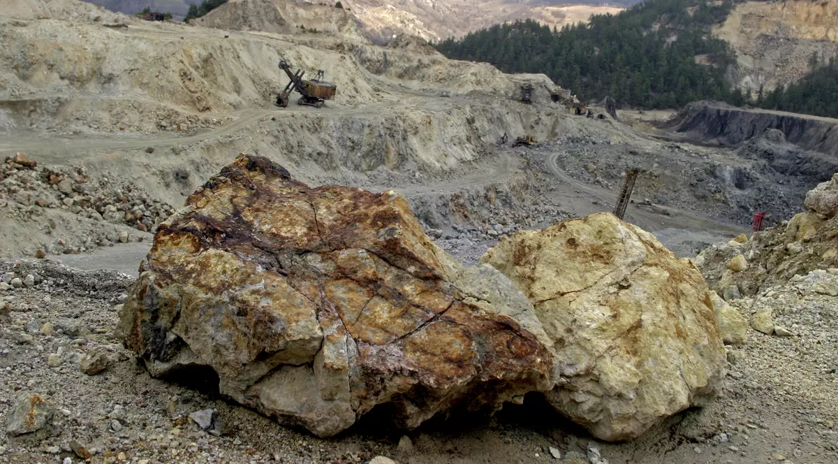 Bădălău va primi un lingou de aur, în semn de protest la legea minelor. Peisaj de la Roșia Montană