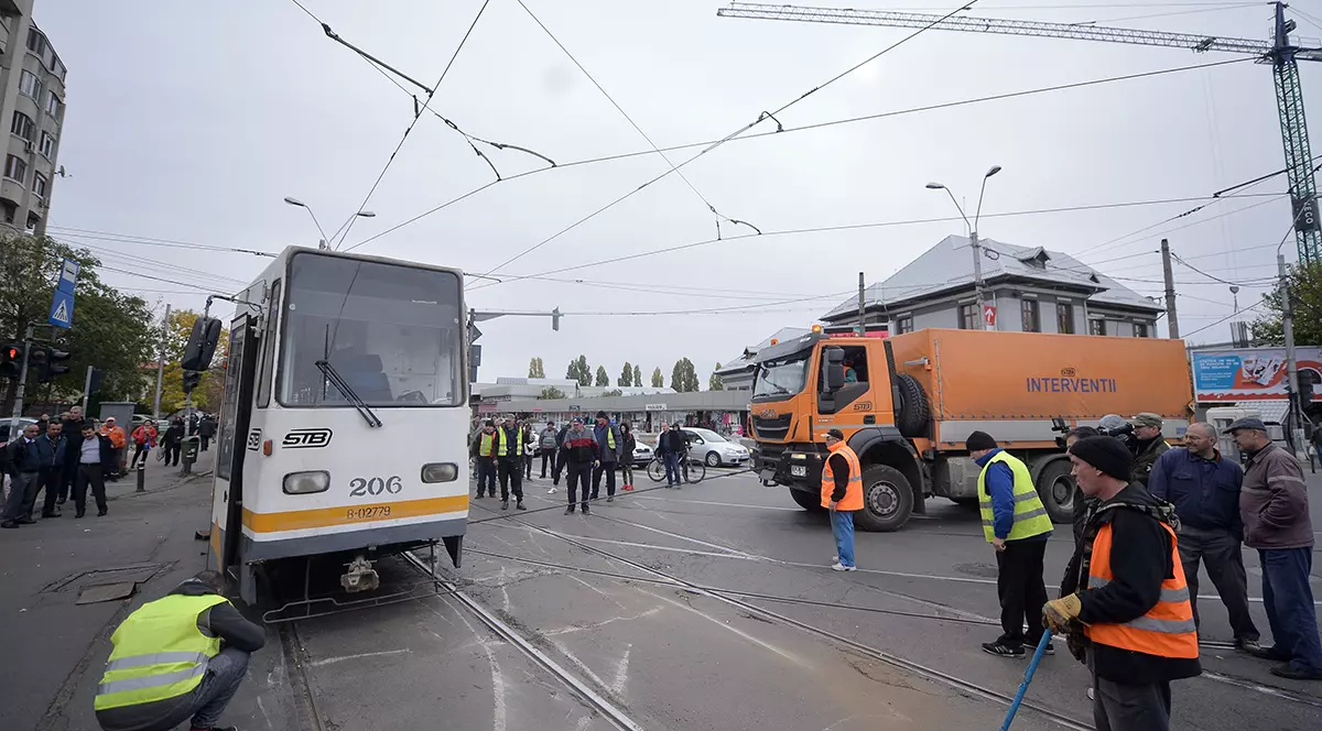 Un tramvai al liniei 14 a deraiat