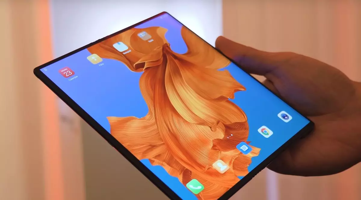 Huawei a prezentat un telefon pliabil care costă 2.300 de euro. Huawei Mate X, desfăcut și ținut în mână
